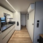 Küchenbereich und Flurbereich Hausboot Seeblick