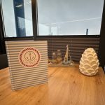 Tischdeko mit dem Original Gästebuch vom Hausboot Seeblick