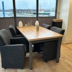 Gemütlicher Essbereich mit gemütlichen Stühlen auf Rollen auf dem Hausboot Seeblick