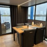 Gemütlicher Essbereich auf dem Hausboot Seeblick