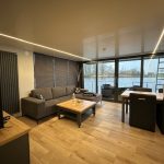 Wohnzimmer mit Aussicht aufs Wasser