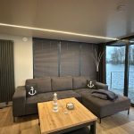 Wohnzimmer mit Aussicht aufs Wasser