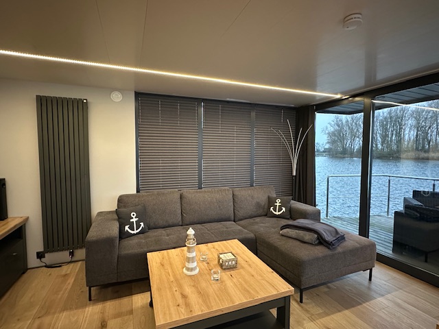 Wohnzimmer mit Aussicht aufs Wasser