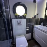 Badezimmer mit Dusche und Bullauge