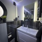 Badezimmer mit Dusche und Bullauge