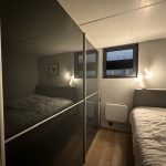 Schönes Schlafzimmer mit Boxspringbett