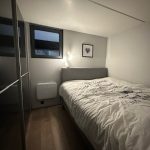 Schönes Schlafzimmer mit Boxspringbett