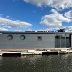 Seitliche Außenansicht vom Hausboot Seeblick