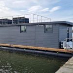 Seitliche Außenansicht vom Hausboot Seeblick